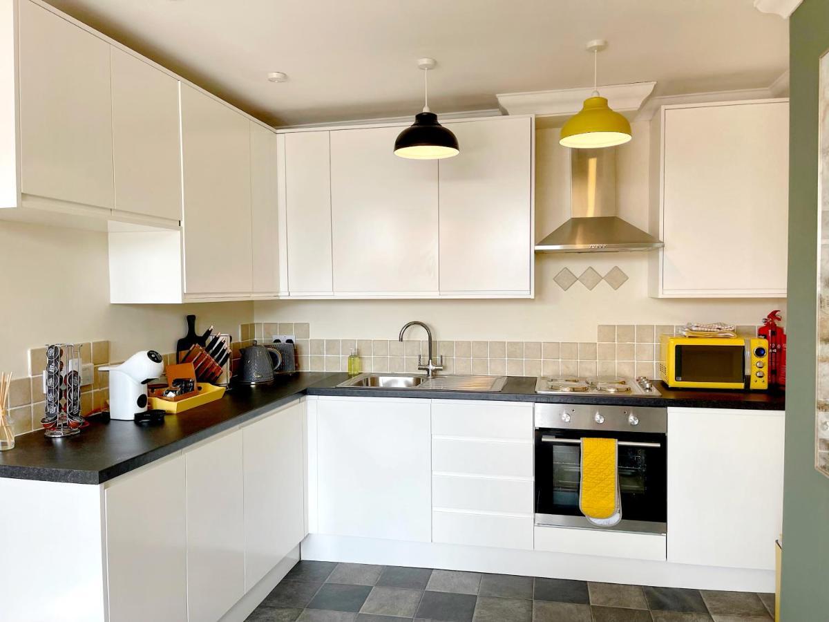 Apartment Beautiful Chic Apartment, Lift, Views & Parking Scarborough