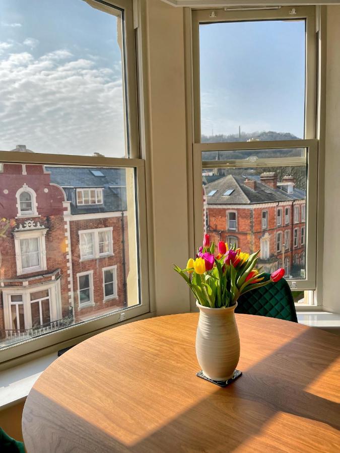 Beautiful Chic Apartment, Lift, Views & Parking Apartment *
