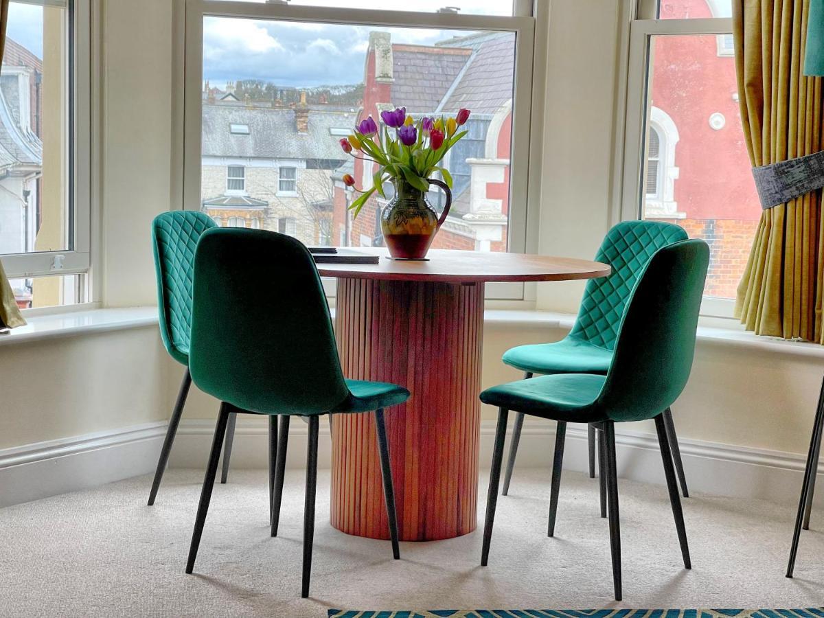 Beautiful Chic Apartment, Lift, Views & Parking * Scarborough