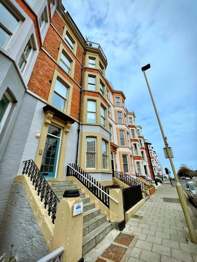Beautiful Chic Apartment, Lift, Views & Parking Apartment Scarborough