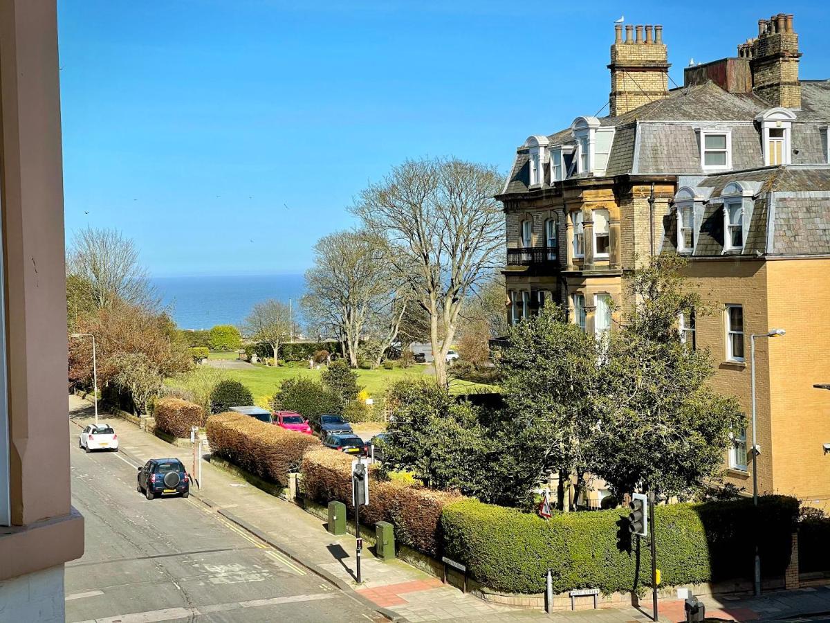 Beautiful Chic Apartment, Lift, Views & Parking Scarborough