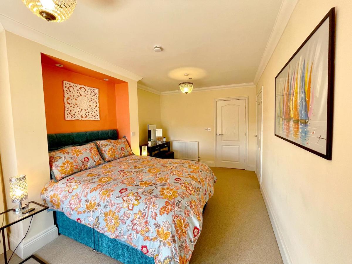 Apartment Beautiful Chic Apartment, Lift, Views & Parking Scarborough