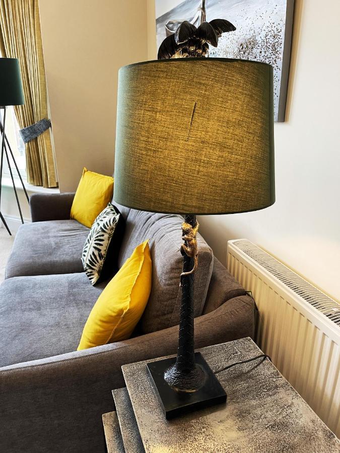 Beautiful Chic Apartment, Lift, Views & Parking Apartment Scarborough