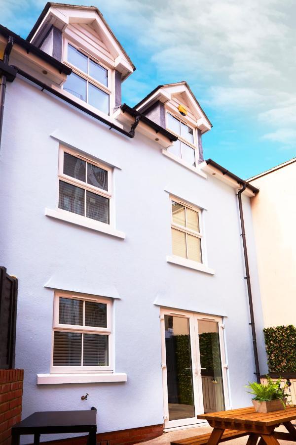 Beautifully Furnished 4-bed Townhouse On South Cliff Holiday home