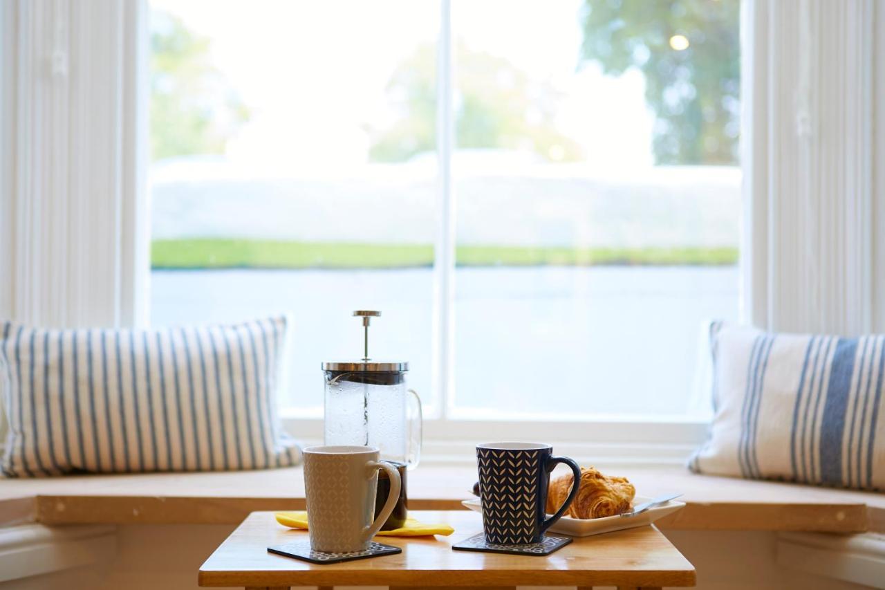 The Hideaway @ Empire 39: Town Centre Retreat Near Train Station Apartment