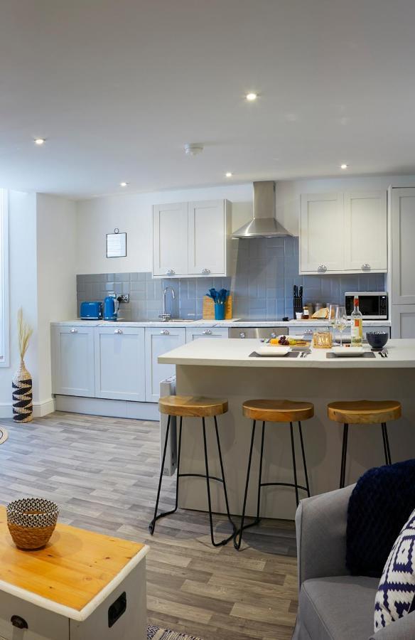 The Hideaway @ Empire 39: Town Centre Retreat Near Train Station Apartment *