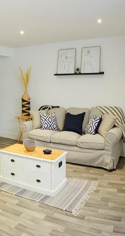 The Hideaway @ Empire 39: Town Centre Retreat Near Train Station *