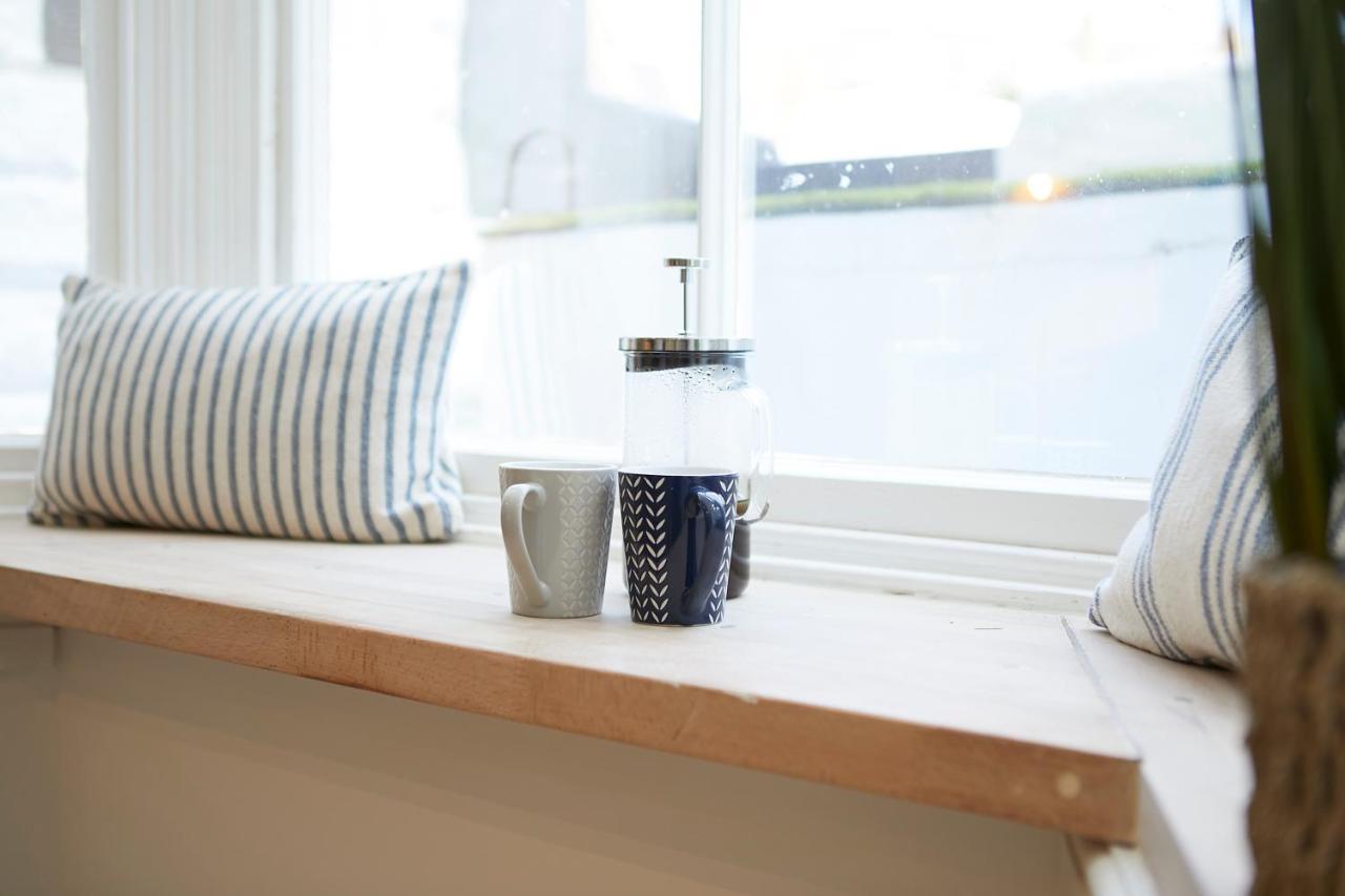 The Hideaway @ Empire 39: Town Centre Retreat Near Train Station Apartment