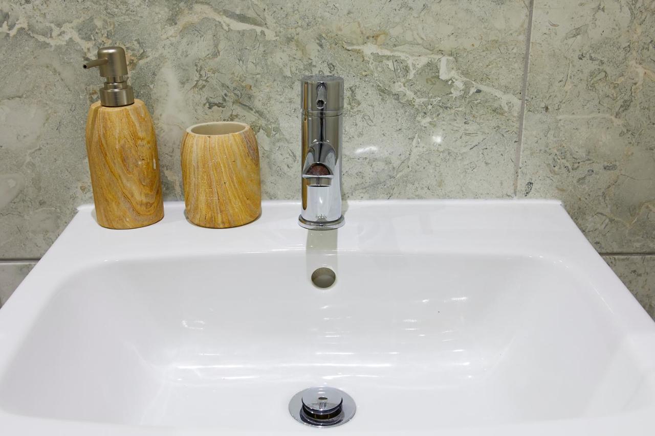 The Hideaway @ Empire 39: Town Centre Retreat Near Train Station Apartment