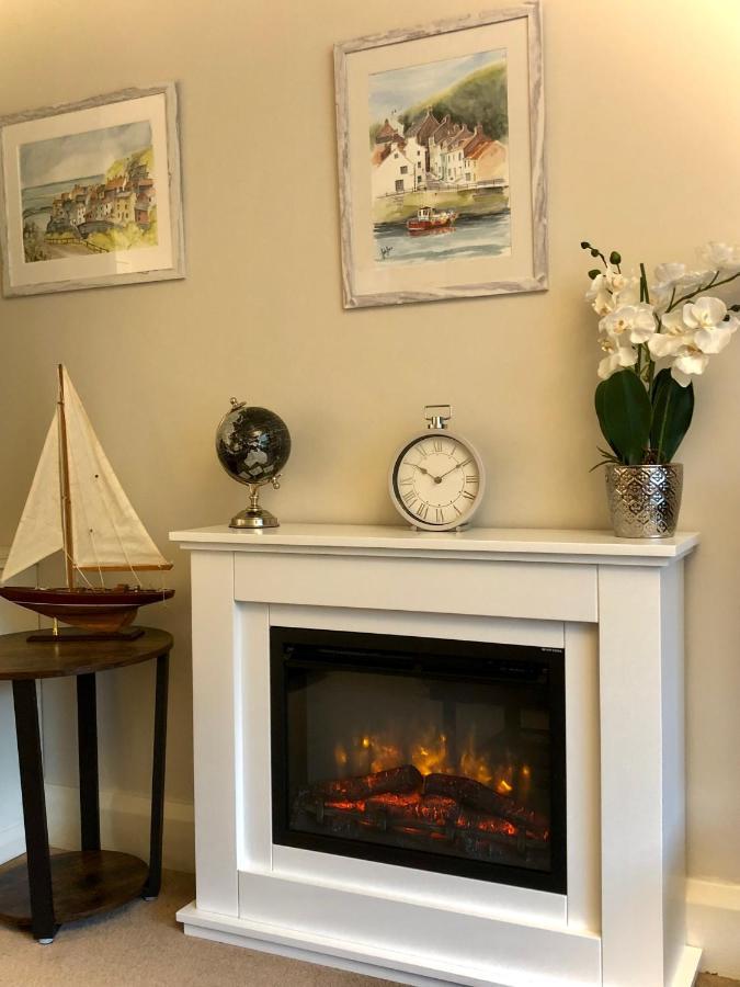 Apartment White Gable Scarborough