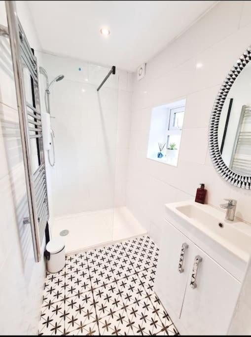 The Hideaway Luxury 5* 2 Bed Garden Apartment