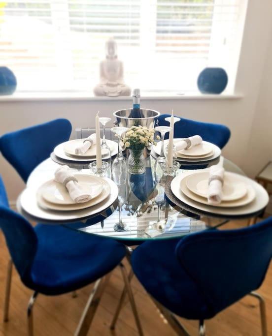 The Hideaway Luxury 5* 2 Bed Garden Apartment