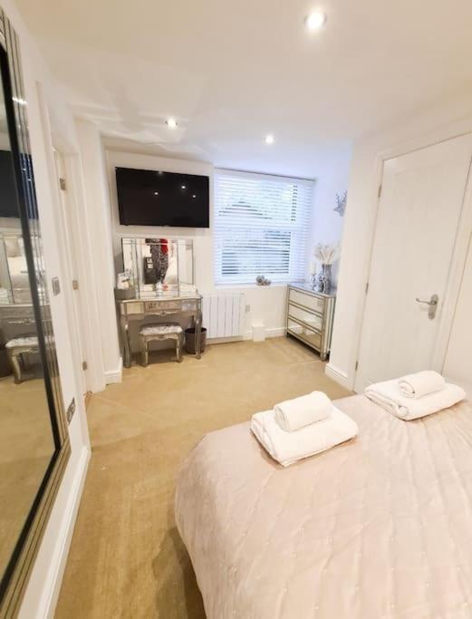 The Hideaway Luxury 5* 2 Bed Garden Apartment *