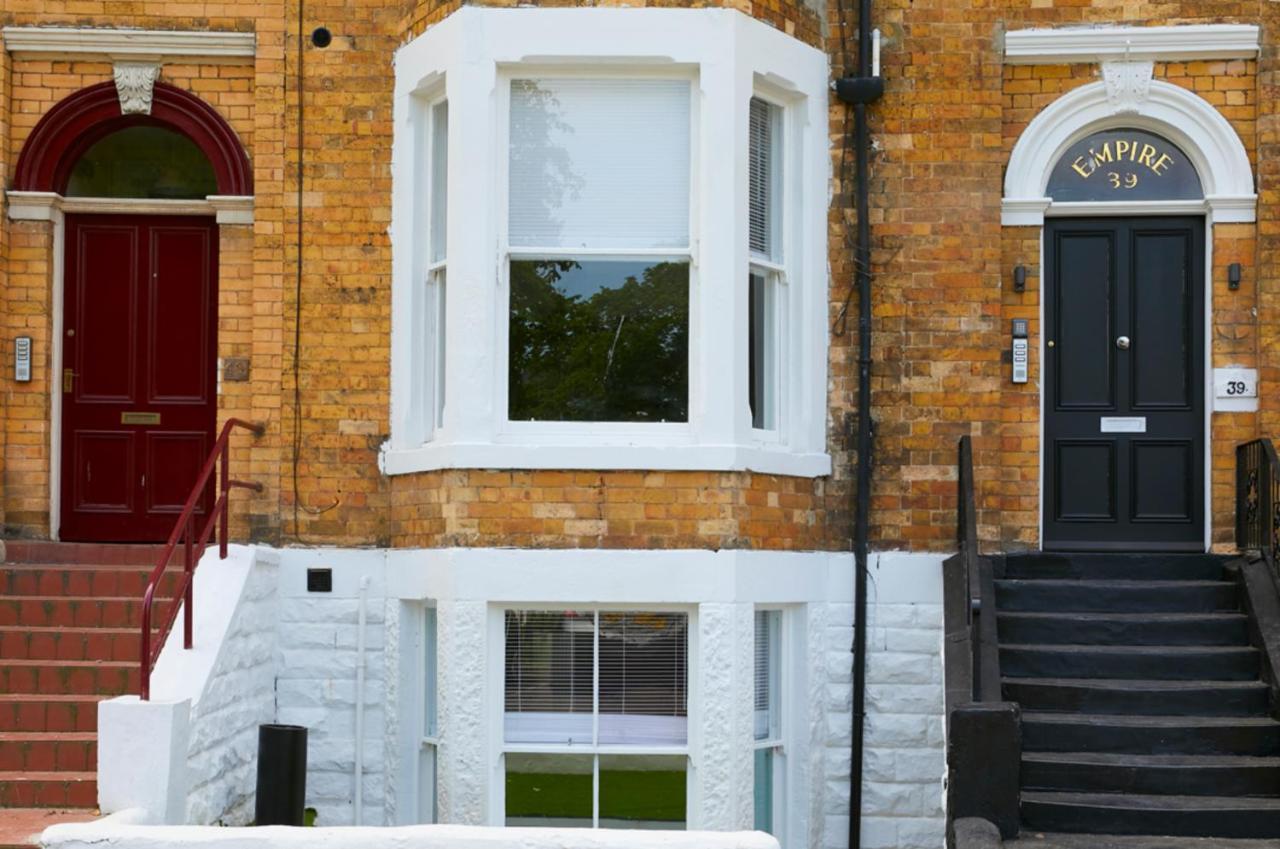 The Hideaway @ Empire 39: Town Centre Retreat Near Train Station Apartment