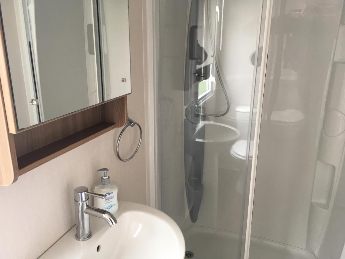 3 Bedroomed Caravan With Amazing Sea Views!