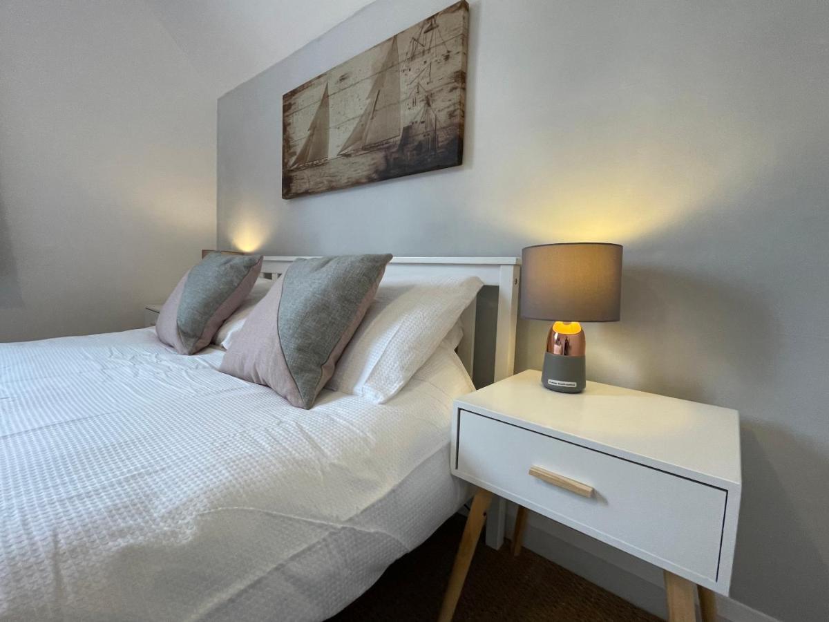 Holiday home Large 5 Bed House In Near The Beach, Large Garden & Hot Tub *
