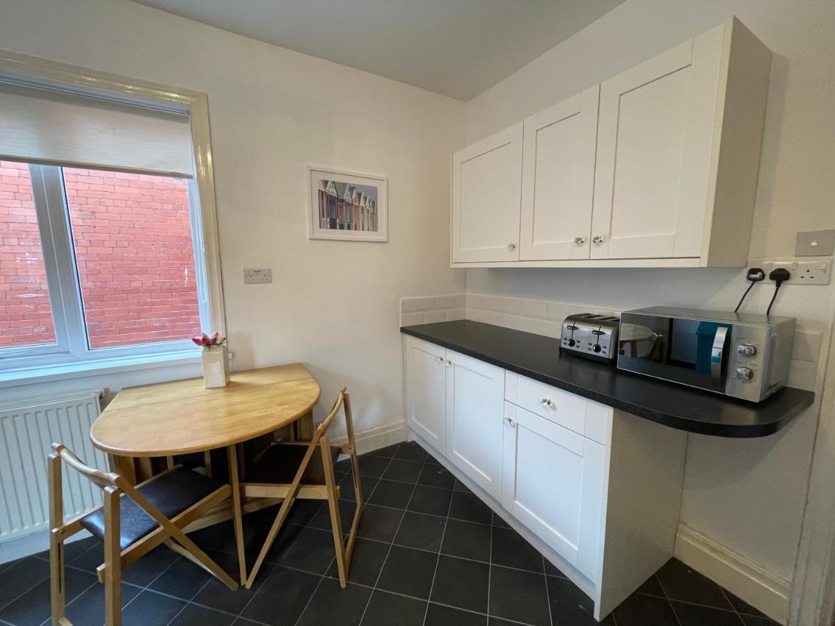 Large 5 Bed House In Near The Beach, Large Garden & Hot Tub Holiday home Scarborough