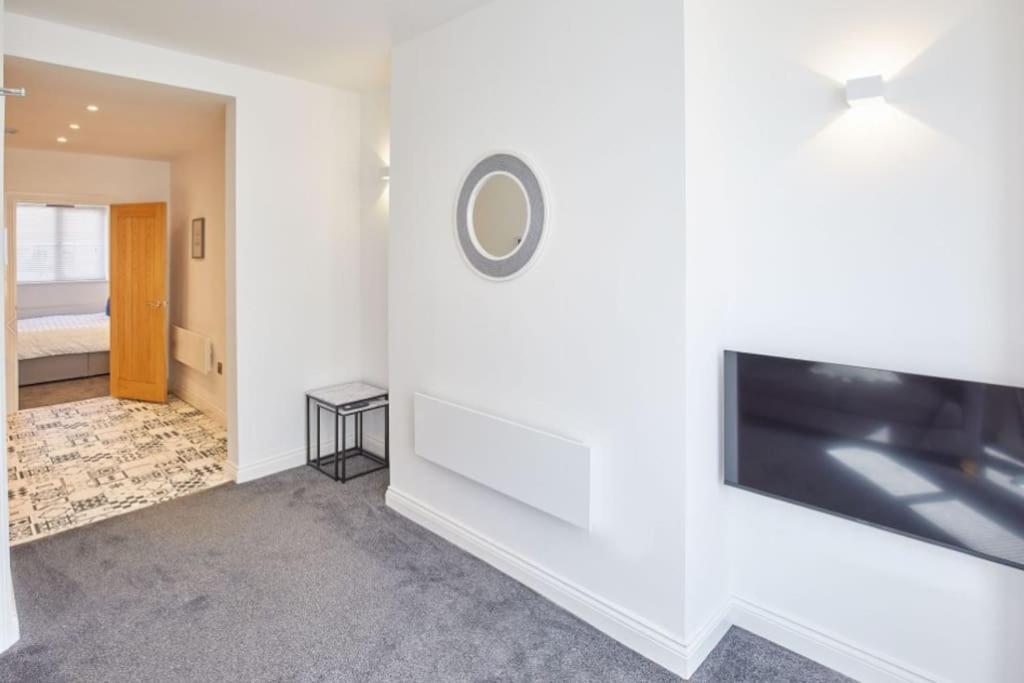 1 - Queens Court *