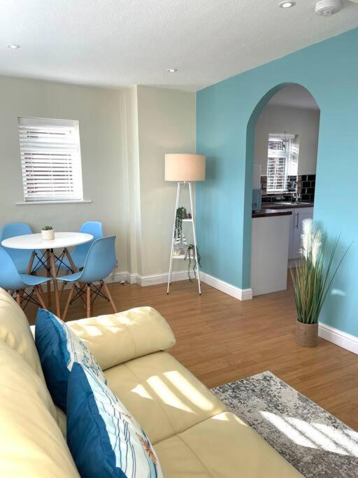 Apartment The Breakwaters, One Min From Harbour & Beach