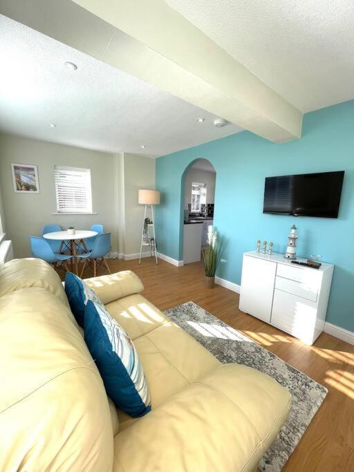 Apartment The Breakwaters, One Min From Harbour & Beach *