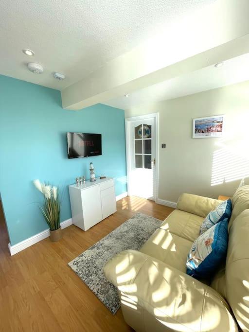 The Breakwaters, One Min From Harbour & Beach Apartment
