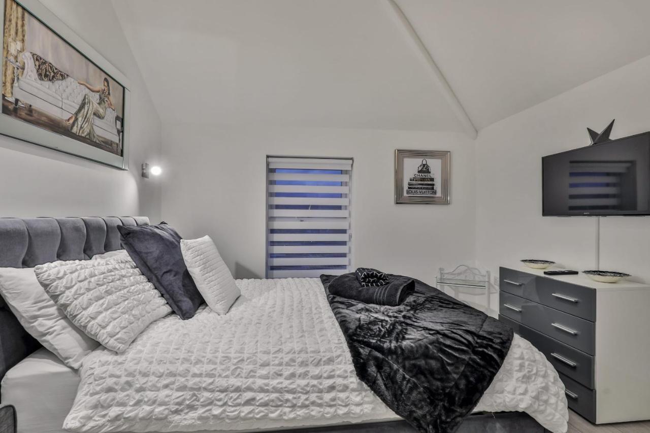 The Hepburn - Floor - Luxury For Up To 6 Guests Near Open Air Theatre And North Bay Apartment *