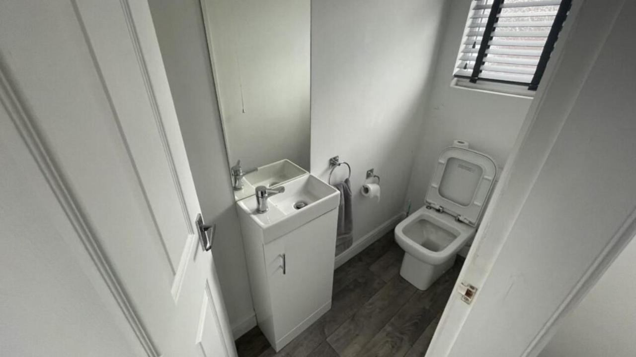 House Located Centrally For Up To 8 Guests Apartment Scarborough