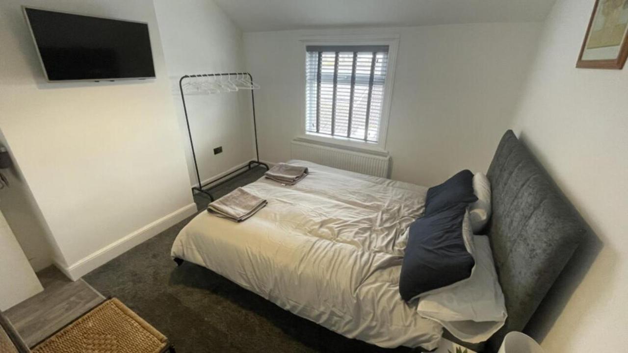 House Located Centrally For Up To 8 Guests Apartment *