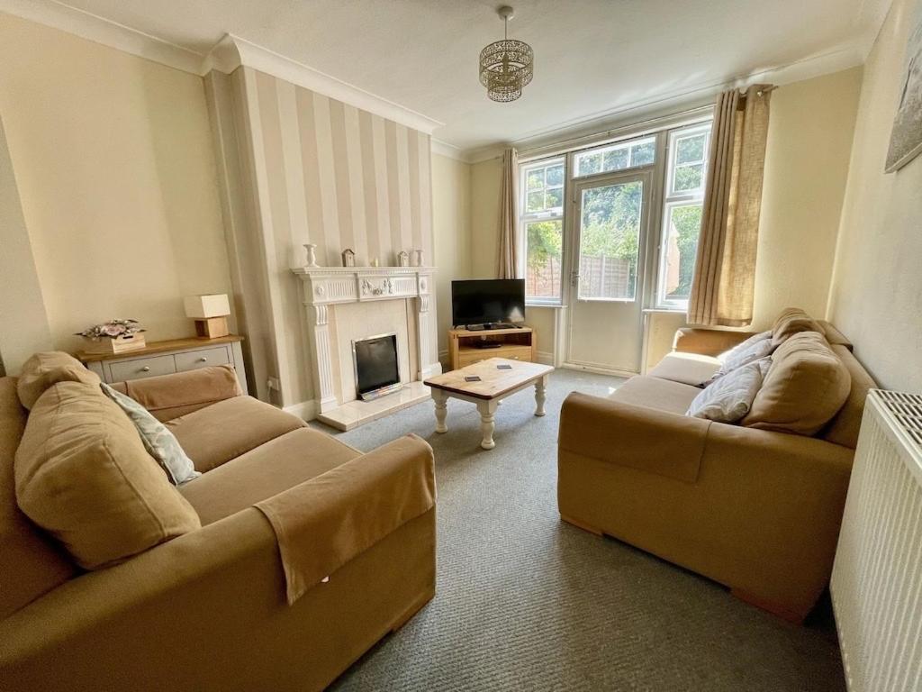 Large 5 Bed House In Near The Beach, Large Garden & Hot Tub *
