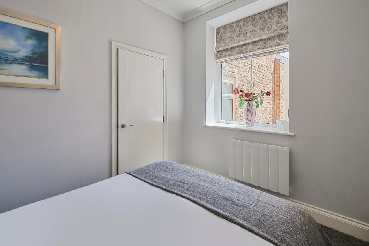 Host & - Brooklands Timeless Apartment
