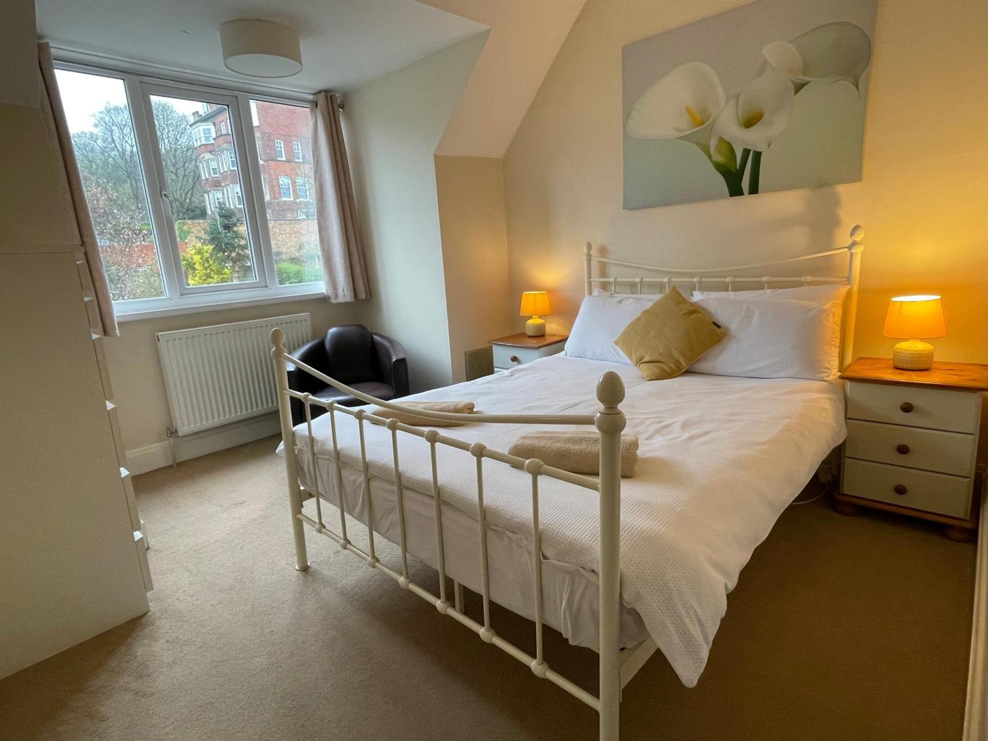 Large 5 Bed House In Near The Beach, Large Garden & Hot Tub Scarborough