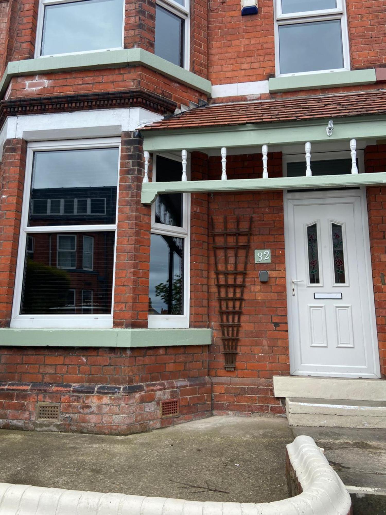 Pass The Keys Amazing, Newly Renovated 5bedroom House Sleeps 10 Holiday home *
