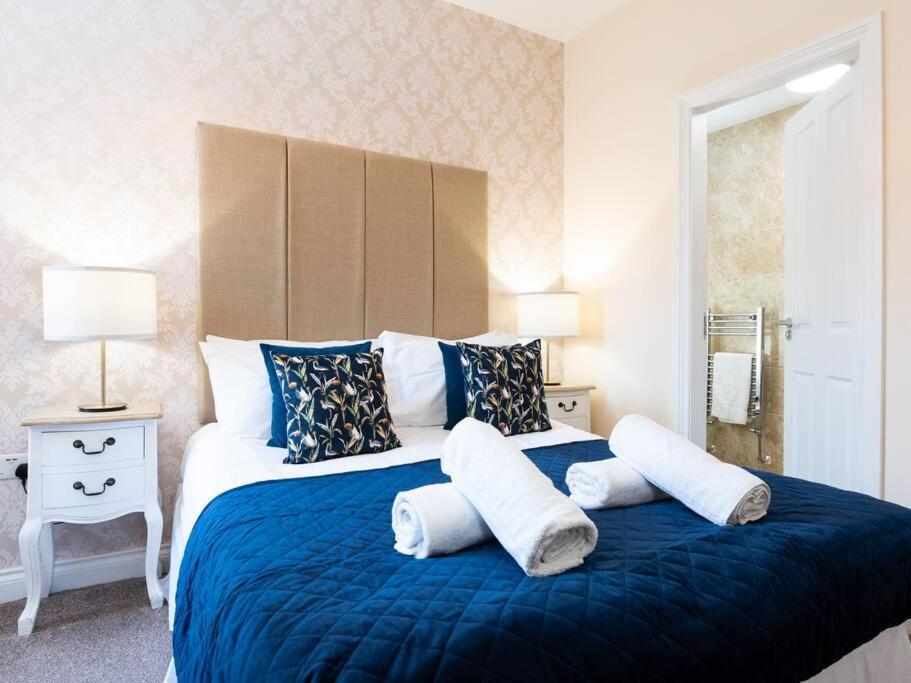 Huge 12 Bedroom Sleep 24 Luxury With 2 Hot Tubs * Scarborough