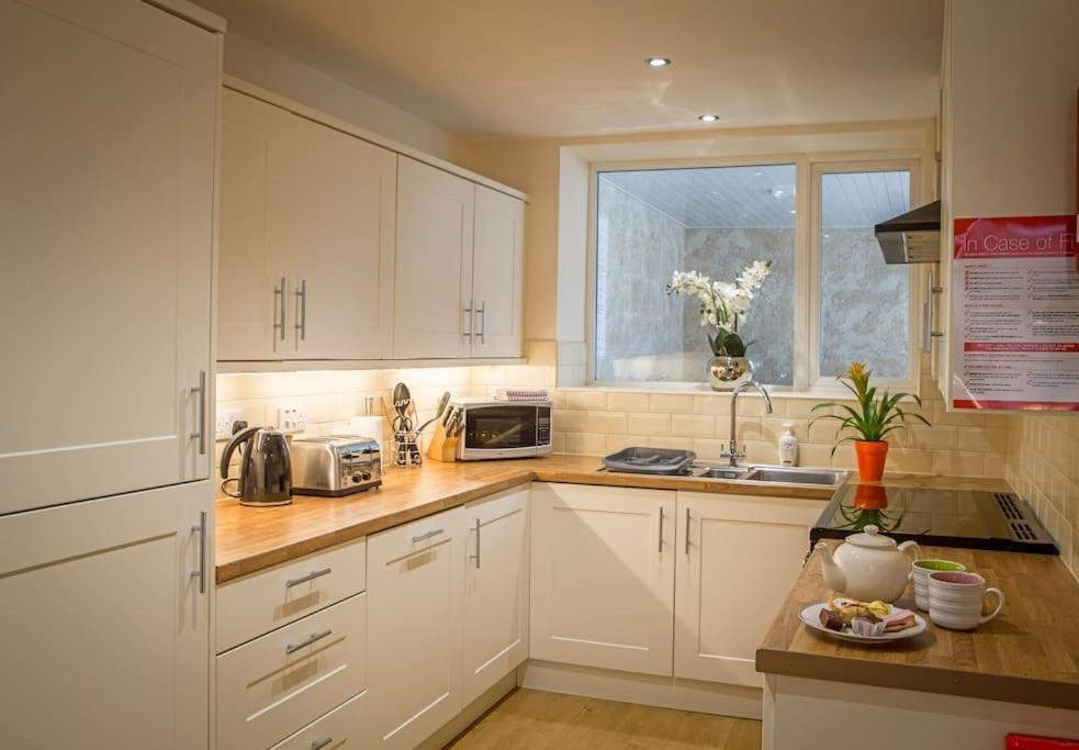 Huge 12 Bedroom Sleep 24 Luxury With 2 Hot Tubs Holiday home Scarborough