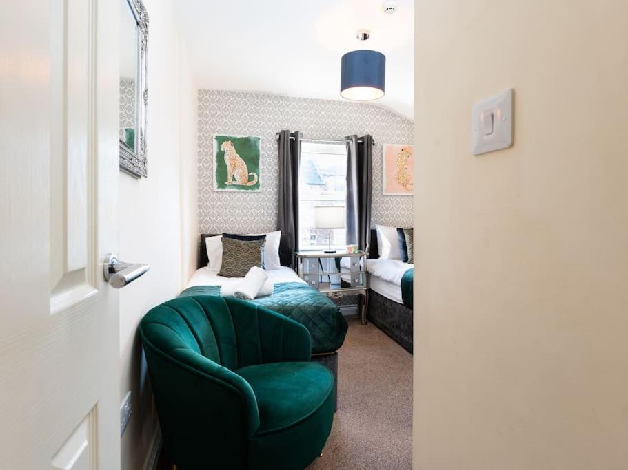Huge 12 Bedroom Sleep 24 Luxury With 2 Hot Tubs * Scarborough