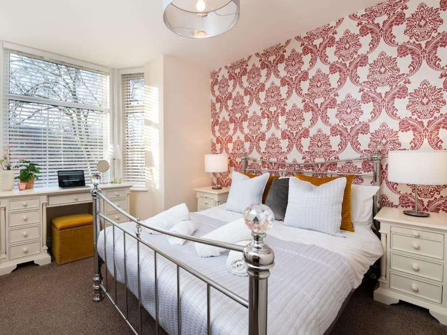 Huge 12 Bedroom Sleep 24 Luxury With 2 Hot Tubs Holiday home