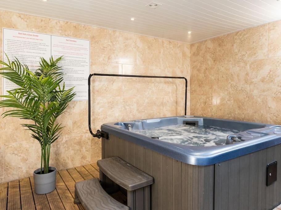 Huge 12 Bedroom Sleep 24 Luxury With 2 Hot Tubs