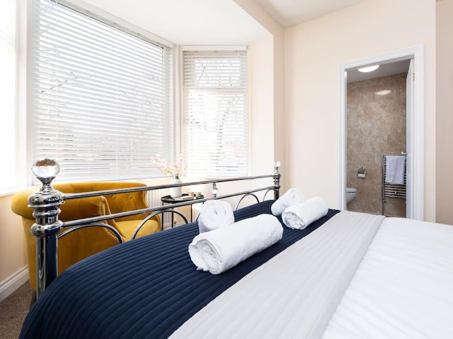 Huge 12 Bedroom Sleep 24 Luxury With 2 Hot Tubs * Scarborough