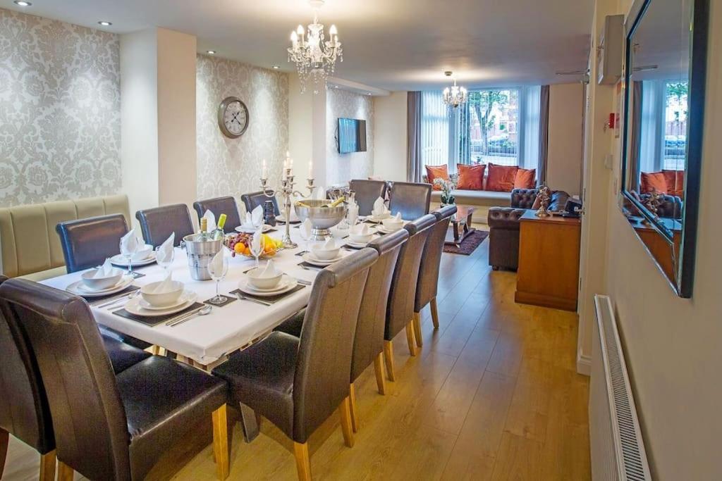 Huge 12 Bedroom Sleep 24 Luxury With 2 Hot Tubs Holiday home *