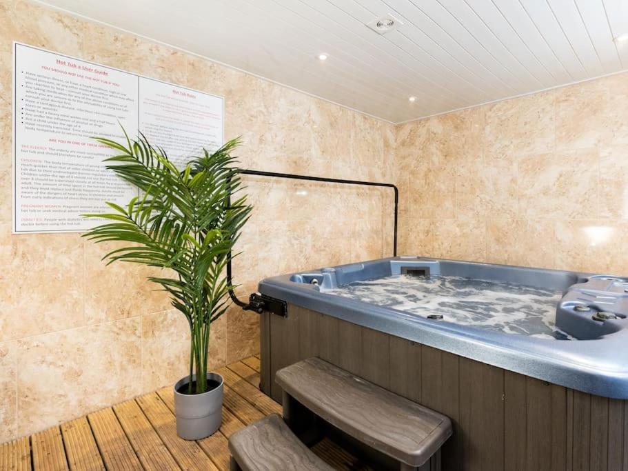 Huge 12 Bedroom Sleep 24 Luxury With 2 Hot Tubs Holiday home *