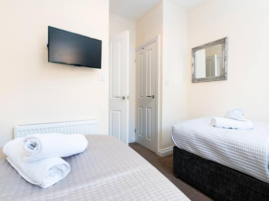 Huge 12 Bedroom Sleep 24 Luxury With 2 Hot Tubs Holiday home *