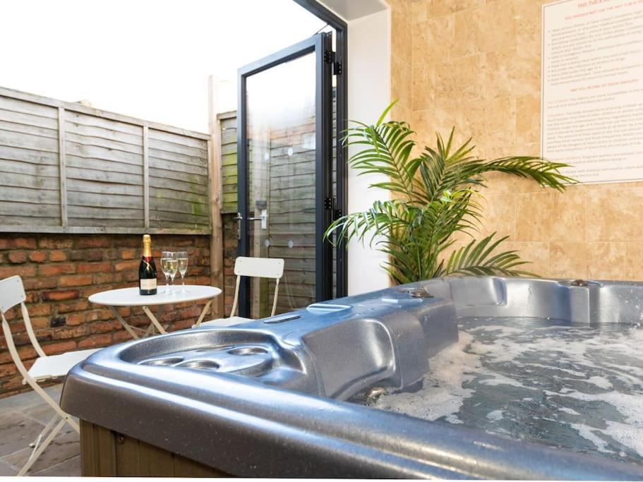 Huge 12 Bedroom Sleep 24 Luxury With 2 Hot Tubs Holiday home Scarborough