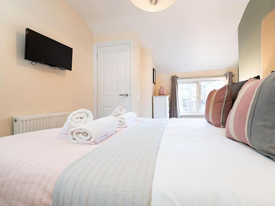 Huge 12 Bedroom Sleep 24 Luxury With 2 Hot Tubs Holiday home *