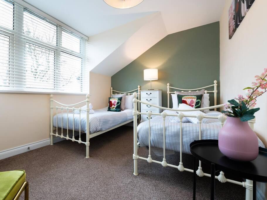 Holiday home Huge 12 Bedroom Sleep 24 Luxury With 2 Hot Tubs