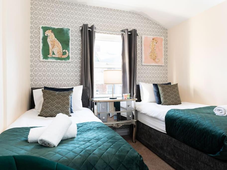 Huge 12 Bedroom Sleep 24 Luxury With 2 Hot Tubs * Scarborough