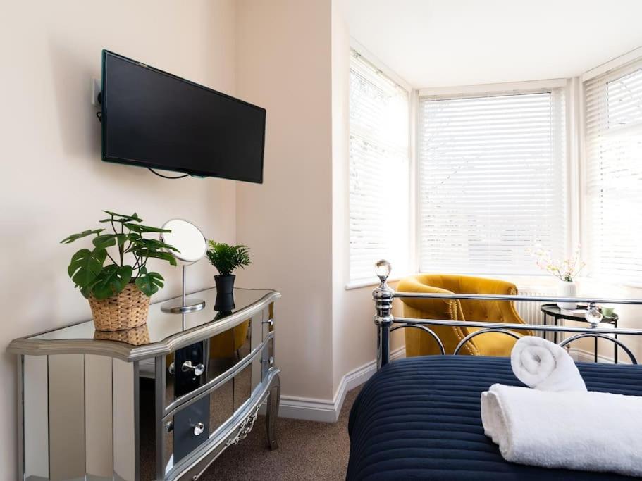 Holiday home Huge 12 Bedroom Sleep 24 Luxury With 2 Hot Tubs