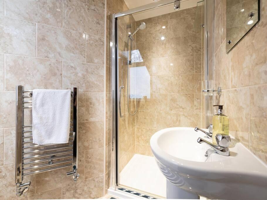 Huge 12 Bedroom Sleep 24 Luxury With 2 Hot Tubs Holiday home Scarborough