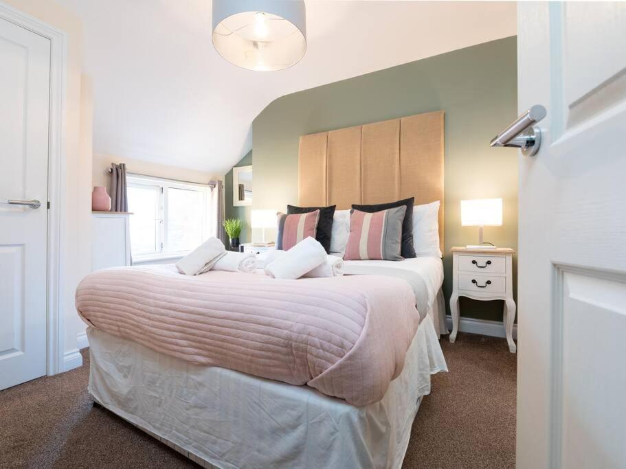 Holiday home Huge 12 Bedroom Sleep 24 Luxury With 2 Hot Tubs