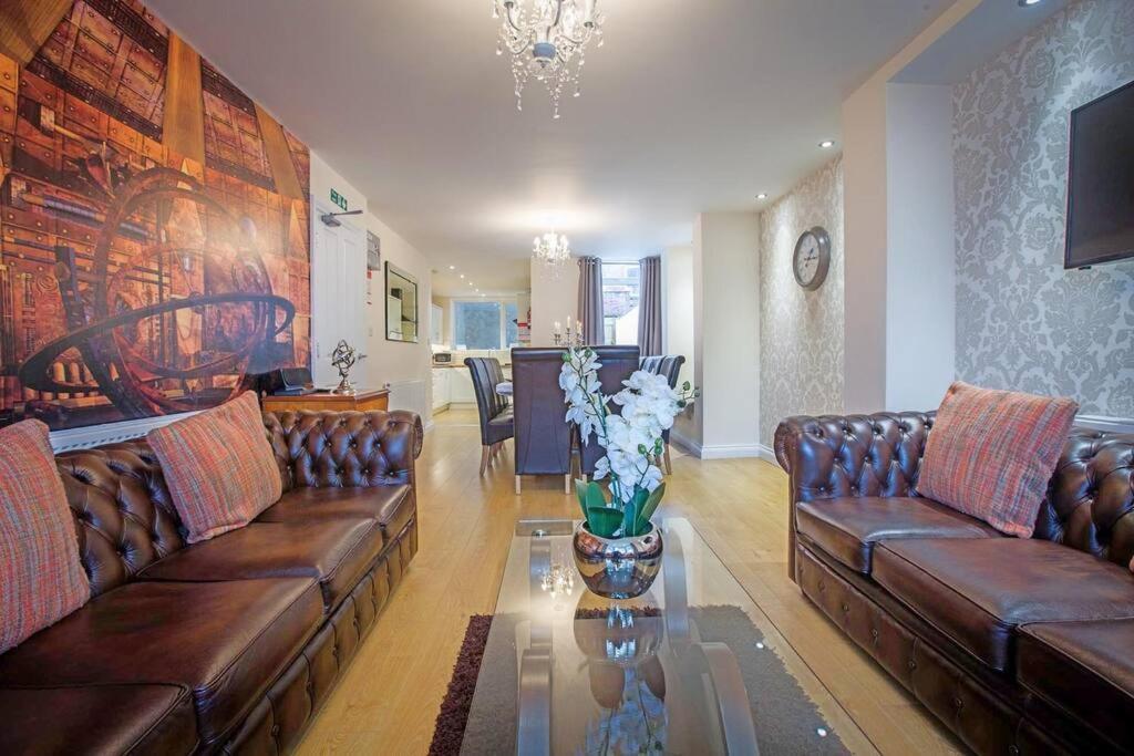 Holiday home Huge 12 Bedroom Sleep 24 Luxury With 2 Hot Tubs Scarborough