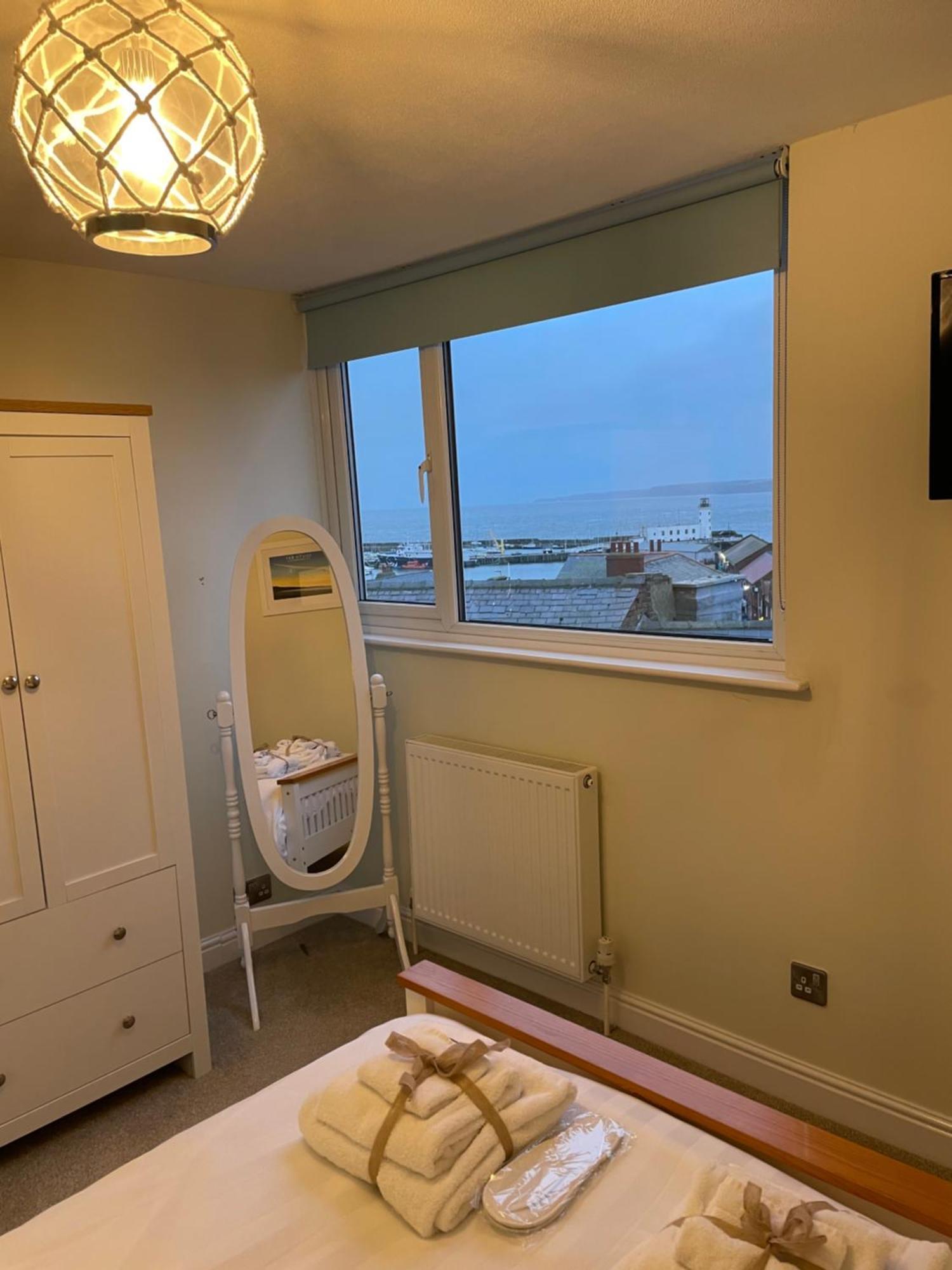 Lighthouse View, One Min From Harbour & Beach Apartment